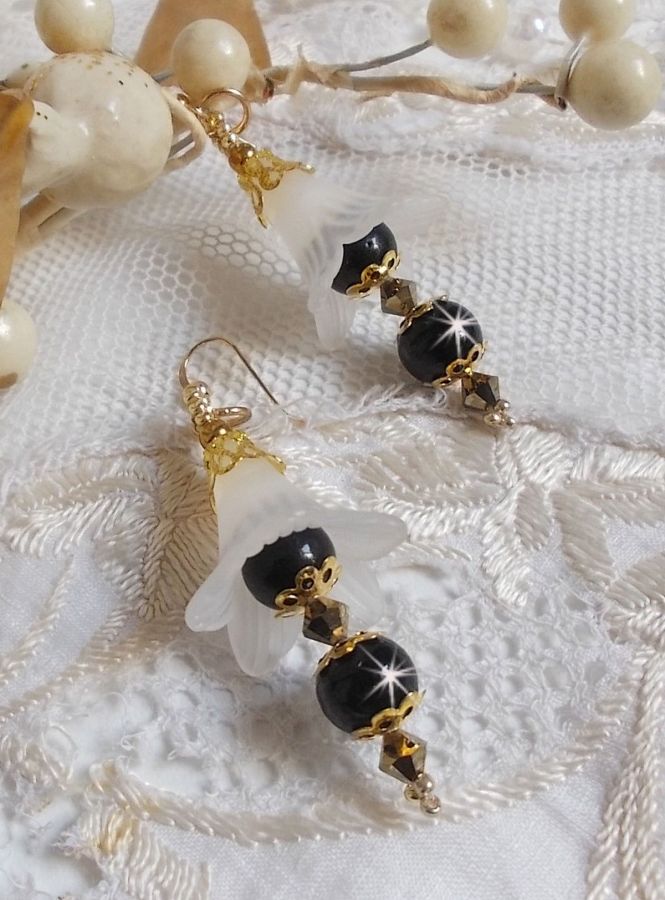 BO Passion mont&eacute;es avec fleurs Lucites effet givr&eacute;, perles rondes c&eacute;ramiques, coupelles, rocailles, perles boules dor&eacute;es et cristaux