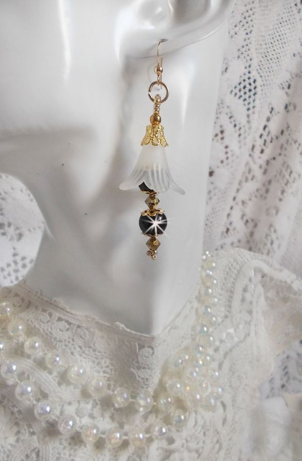 BO Passion mont&eacute;es avec fleurs Lucites effet givr&eacute;, perles rondes c&eacute;ramiques, coupelles, rocailles, perles boules dor&eacute;es et cristaux