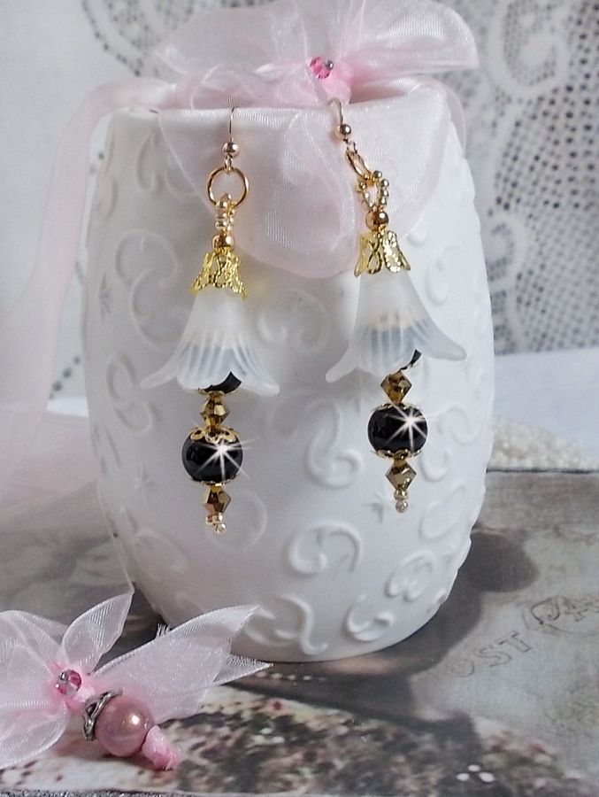 BO Passion mont&eacute;es avec fleurs Lucites effet givr&eacute;, perles rondes c&eacute;ramiques, coupelles, rocailles, perles boules dor&eacute;es et cristaux
