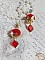 BO Passionn&eacute;ment mont&eacute;es avec des pompons Rouges tr&egrave;s tendances &agrave; laquelle s&rsquo;ajoute des coupelles en forme d&rsquo;arabesque, pendentifs vitrail Rouge/Dor&eacute; et cabochons en Cristal AB sur crochets en Laiton