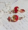 BO Passionn&eacute;ment mont&eacute;es avec des pompons Rouges tr&egrave;s tendances &agrave; laquelle s&rsquo;ajoute des coupelles en forme d&rsquo;arabesque, pendentifs vitrail Rouge/Dor&eacute; et cabochons en Cristal AB sur crochets en Laiton