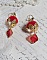 BO Passionn&eacute;ment mont&eacute;es avec des pompons Rouges tr&egrave;s tendances &agrave; laquelle s&rsquo;ajoute des coupelles en forme d&rsquo;arabesque, pendentifs vitrail Rouge/Dor&eacute; et cabochons en Cristal AB sur crochets en Laiton