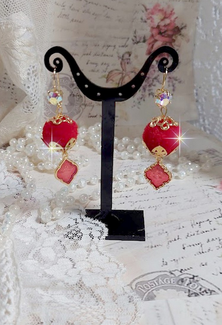 BO Passionn&eacute;ment mont&eacute;es avec des pompons Rouges tr&egrave;s tendances &agrave; laquelle s&rsquo;ajoute des coupelles en forme d&rsquo;arabesque, pendentifs vitrail Rouge/Dor&eacute; et cabochons en Cristal AB sur crochets en Laiton