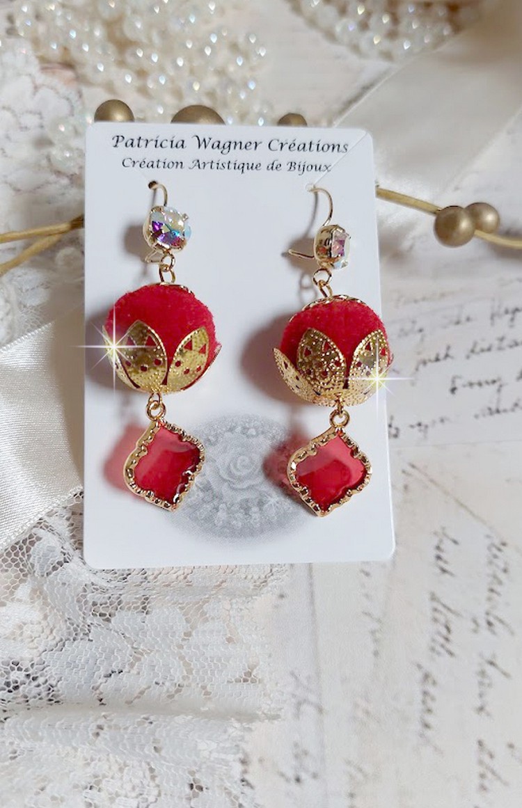 BO Passionn&eacute;ment mont&eacute;es avec des pompons Rouges tr&egrave;s tendances &agrave; laquelle s&rsquo;ajoute des coupelles en forme d&rsquo;arabesque, pendentifs vitrail Rouge/Dor&eacute; et cabochons en Cristal AB sur crochets en Laiton