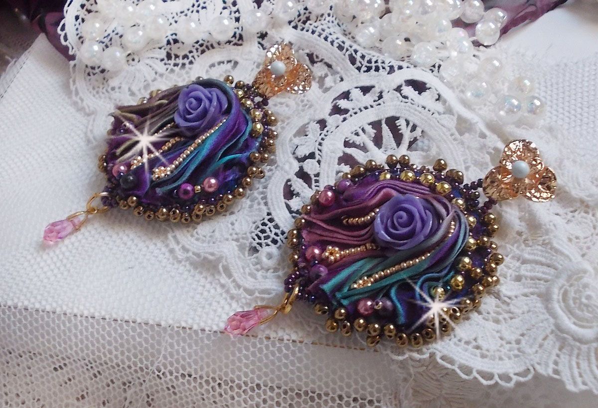 BO La Passionn&eacute;e de Venise brod&eacute;es avec un ruban de soie Purple, des Cristaux de Swarovski et des rocailles Miyuki