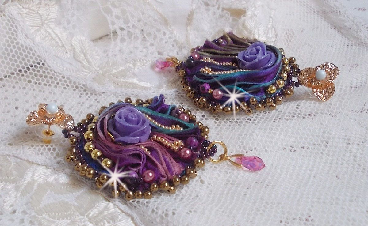 BO La Passionn&eacute;e de Venise brod&eacute;es avec un ruban de soie Purple, des Cristaux de Swarovski et des rocailles Miyuki