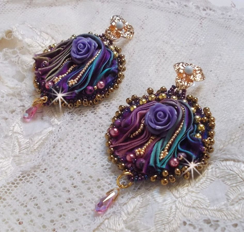 BO La Passionn&eacute;e de Venise brod&eacute;es avec un ruban de soie Purple, des Cristaux de Swarovski et des rocailles Miyuki