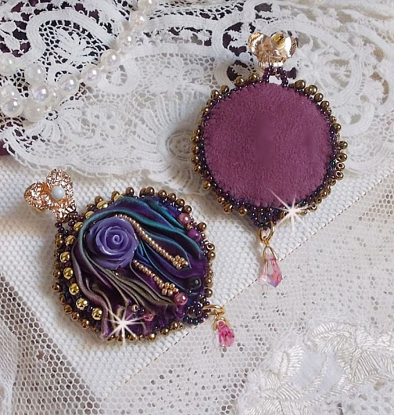 BO La Passionn&eacute;e de Venise brod&eacute;es avec un ruban de soie Purple, des Cristaux de Swarovski et des rocailles Miyuki