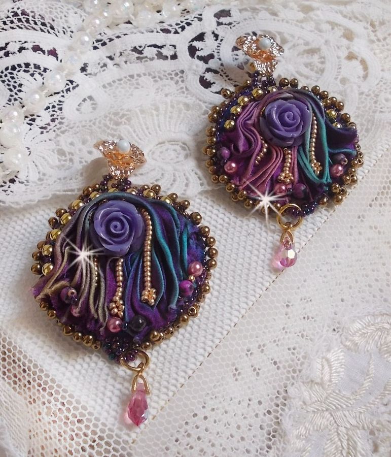 BO La Passionn&eacute;e de Venise brod&eacute;es avec un ruban de soie Purple, des Cristaux de Swarovski et des rocailles Miyuki