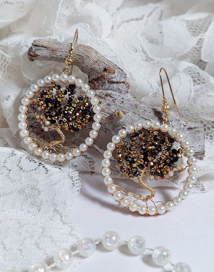 Boucles d'oreilles Arbre de Vie avec perles noires et nacrées.