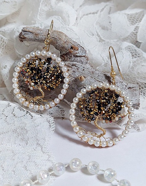 Boucles d'oreilles Arbre de Vie avec perles noires et nacrées.