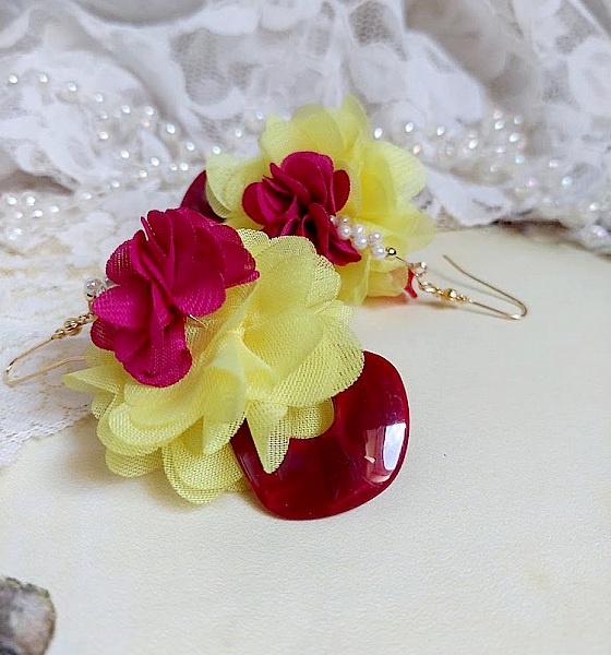 Boucles d'oreilles fleurs en mousseline, perles et cristal Swarovski.