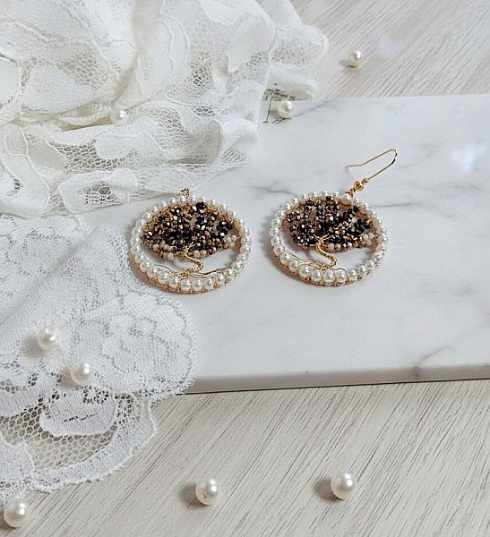 Boucles d'oreilles Arbre de Vie avec perles noires et nacrées.