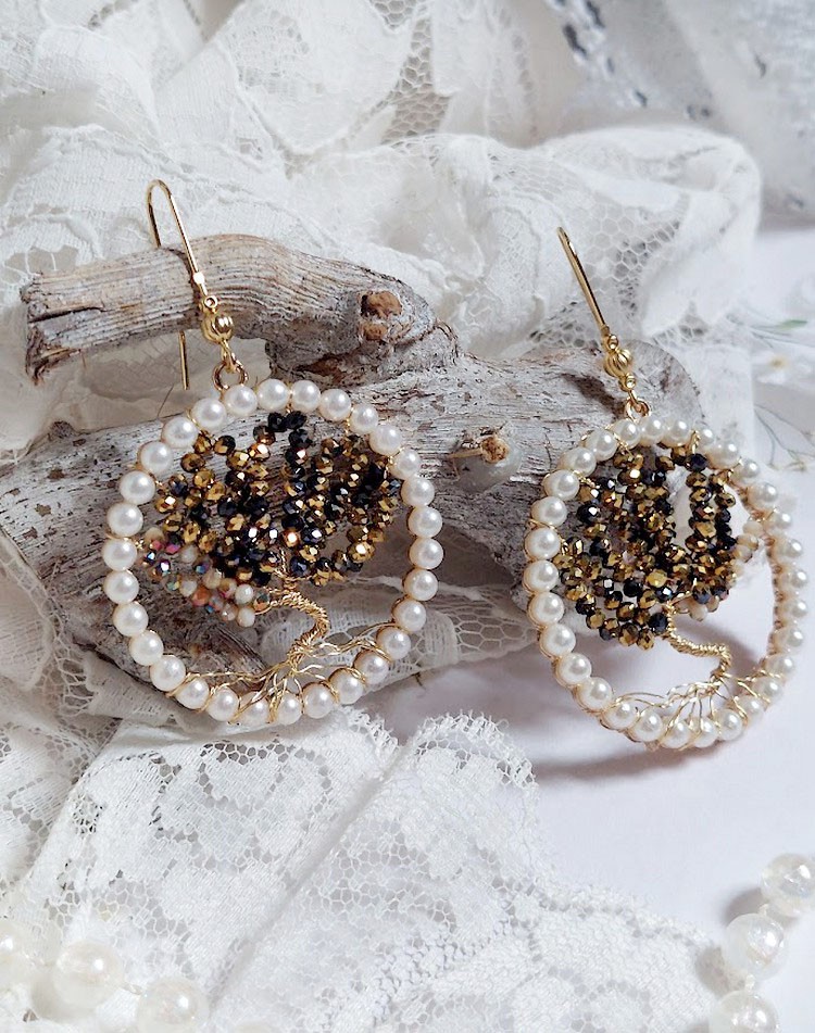 Boucles d'oreilles Arbre de Vie avec perles noires et nacrées.
