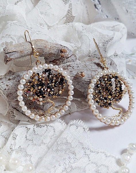 Boucles d'oreilles Arbre de Vie avec perles noires et nacrées.