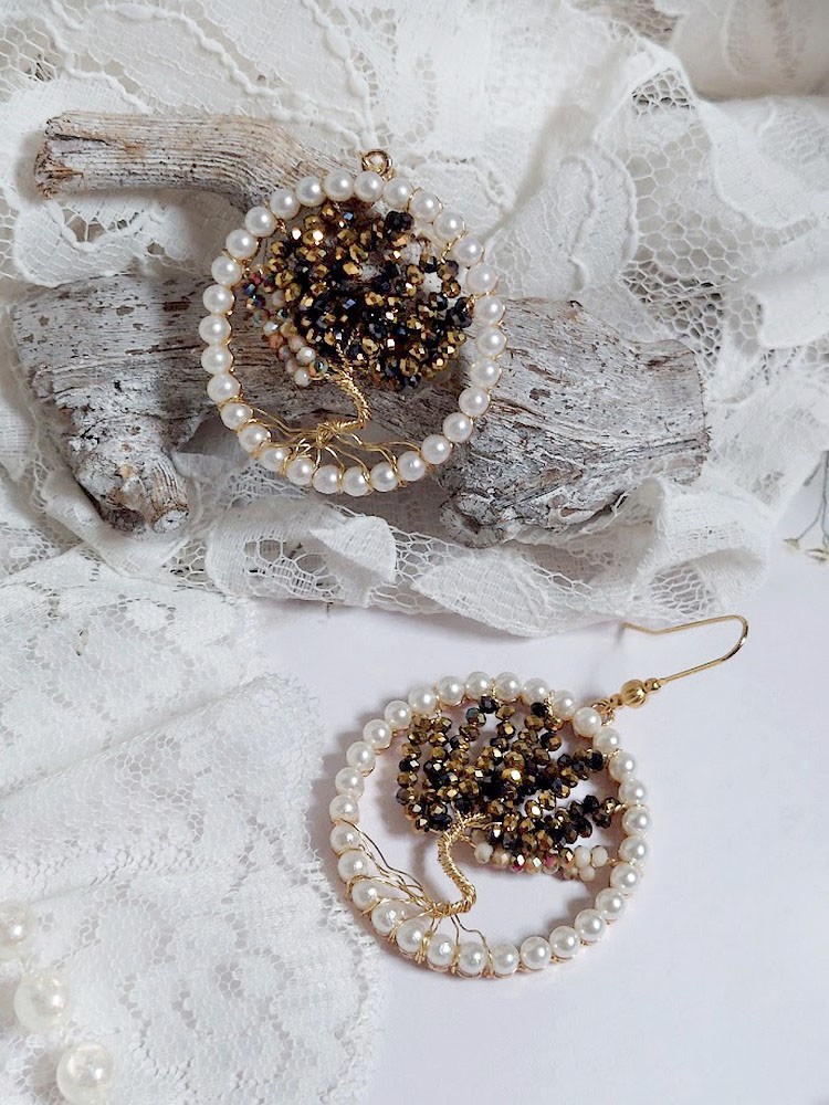 Boucles d'oreilles Arbre de Vie avec perles noires et nacrées.