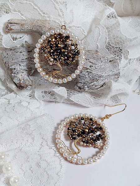 Boucles d'oreilles Arbre de Vie avec perles noires et nacrées.
