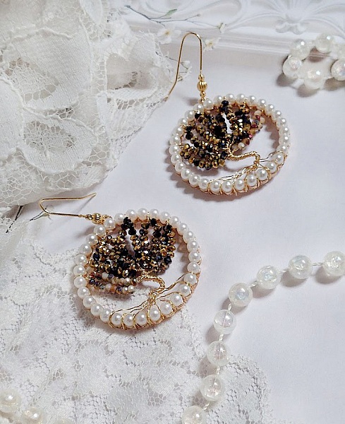 Boucles d'oreilles Arbre de Vie avec perles noires et nacrées.