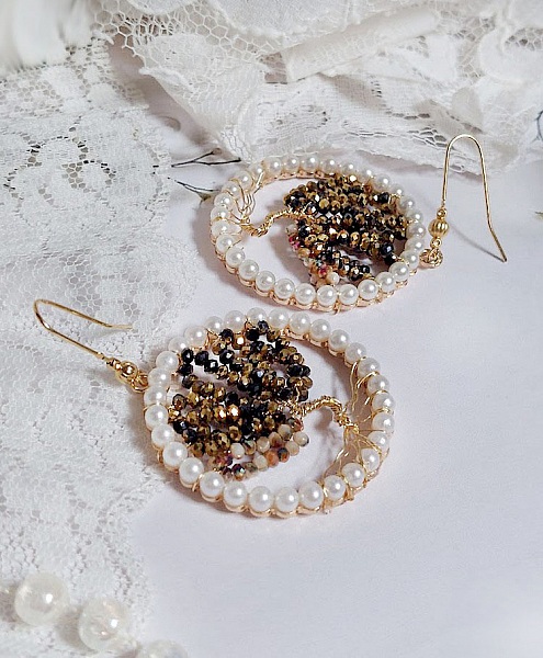 Boucles d'oreilles Arbre de Vie avec perles noires et nacrées.