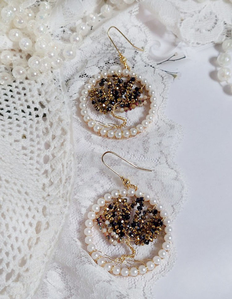 Boucles d'oreilles Arbre de Vie avec perles noires et nacrées.