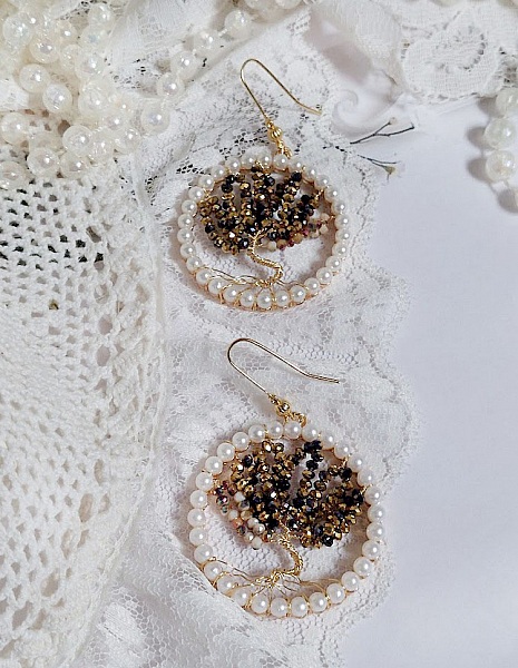 Boucles d'oreilles Arbre de Vie avec perles noires et nacrées.
