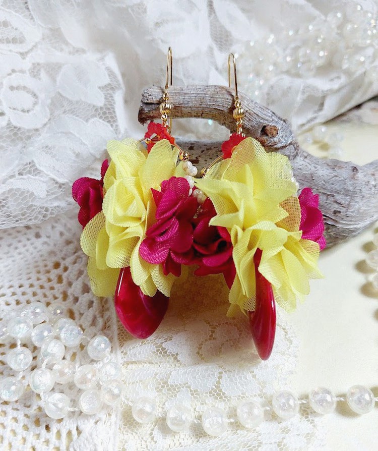 Boucles d'oreilles fleurs en mousseline de soie et perles.