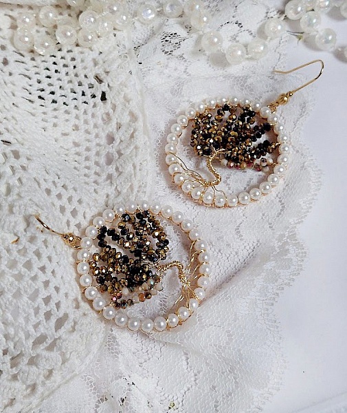 Boucles d'oreilles Arbre de Vie avec perles noires et nacrées.