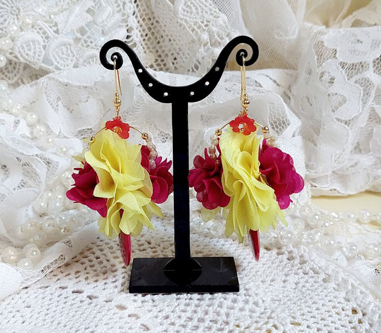 Boucles d'oreilles fleurs en mousseline de soie et cristaux.