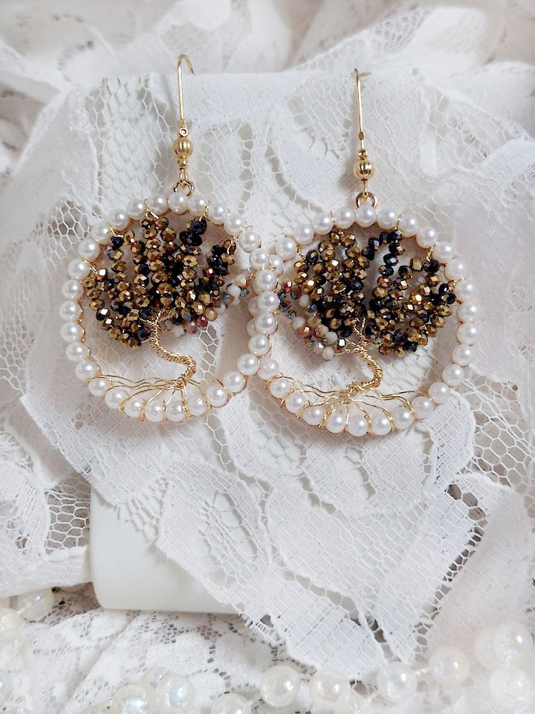 Boucles d'oreilles Arbre de Vie avec perles noires et nacrées.