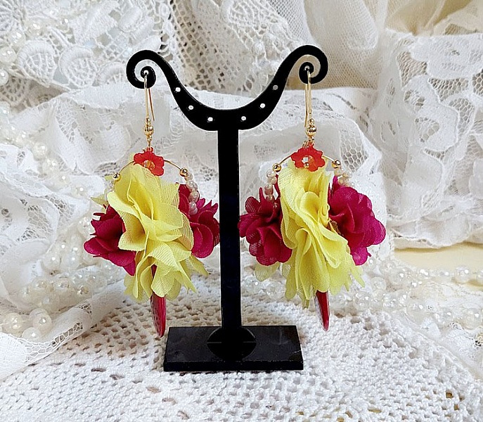 Boucles d'oreilles fleurs en mousseline de soie et cristaux.