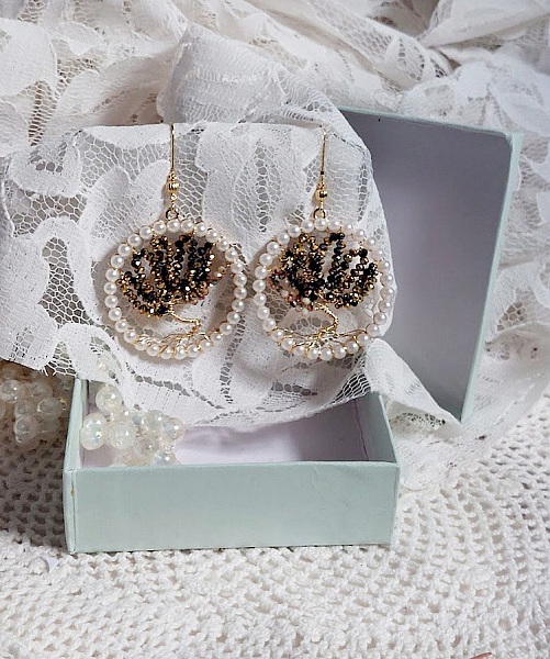 Boucles d'oreilles Arbre de Vie avec perles noires et nacrées.
