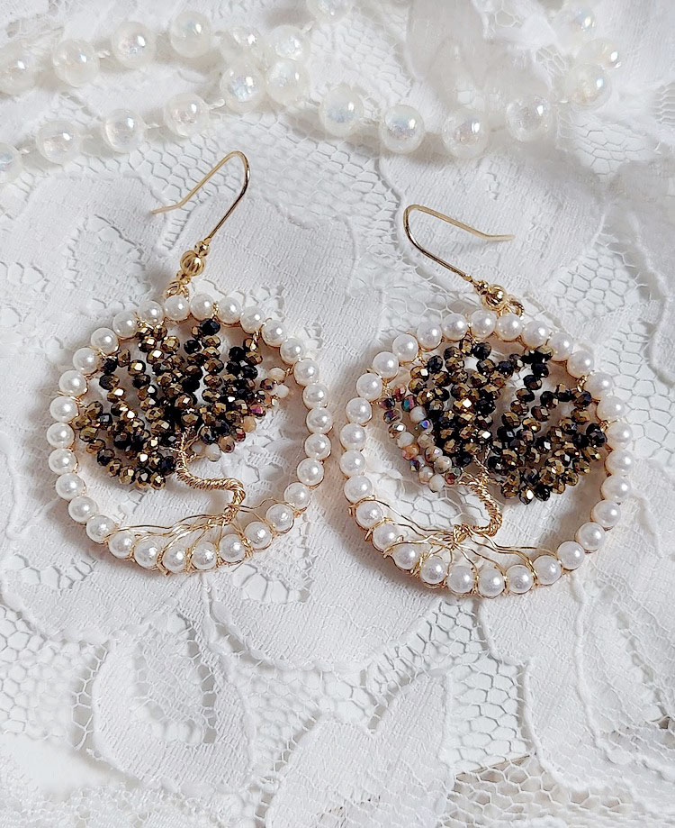 Boucles d'oreilles Arbre de Vie en perles noires et nacrées.