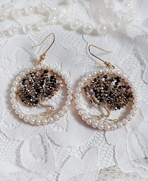Boucles d'oreilles Arbre de Vie en perles noires et nacrées.