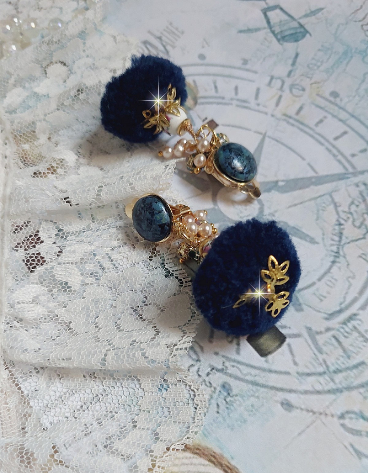 Boucles d'oreilles clips avec pompons bleus et perles Swarovski.