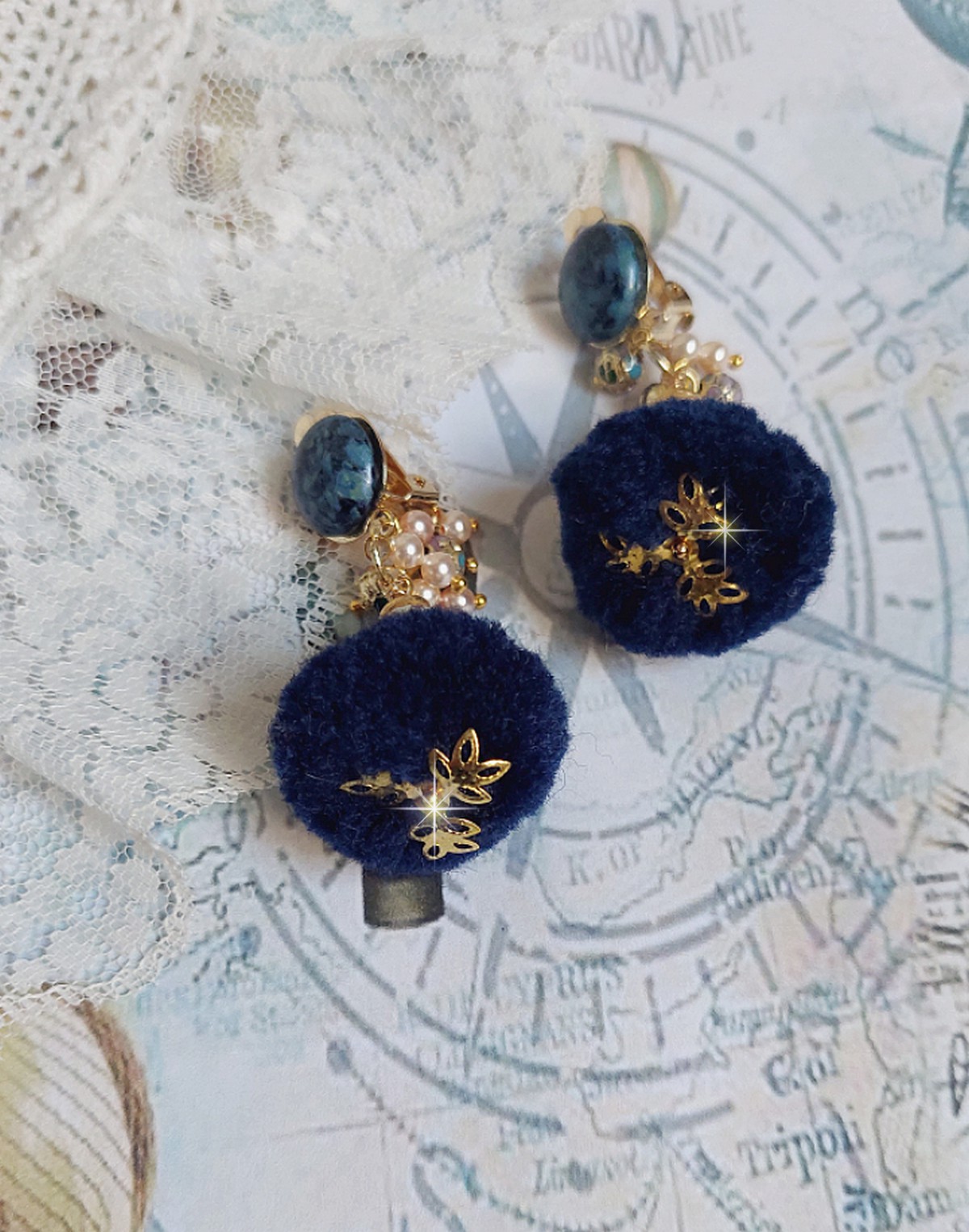 Boucles d'oreilles clips avec pompons bleus et perles Swarovski.
