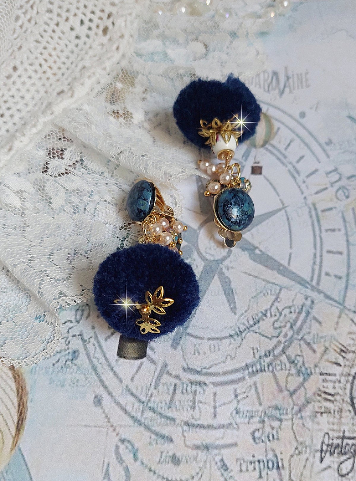 Boucles d'oreilles clips bleu marine avec pompons et perles Swarovski.