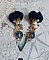 Boucles d'oreilles clips avec pompons bleus et perles fantaisie.