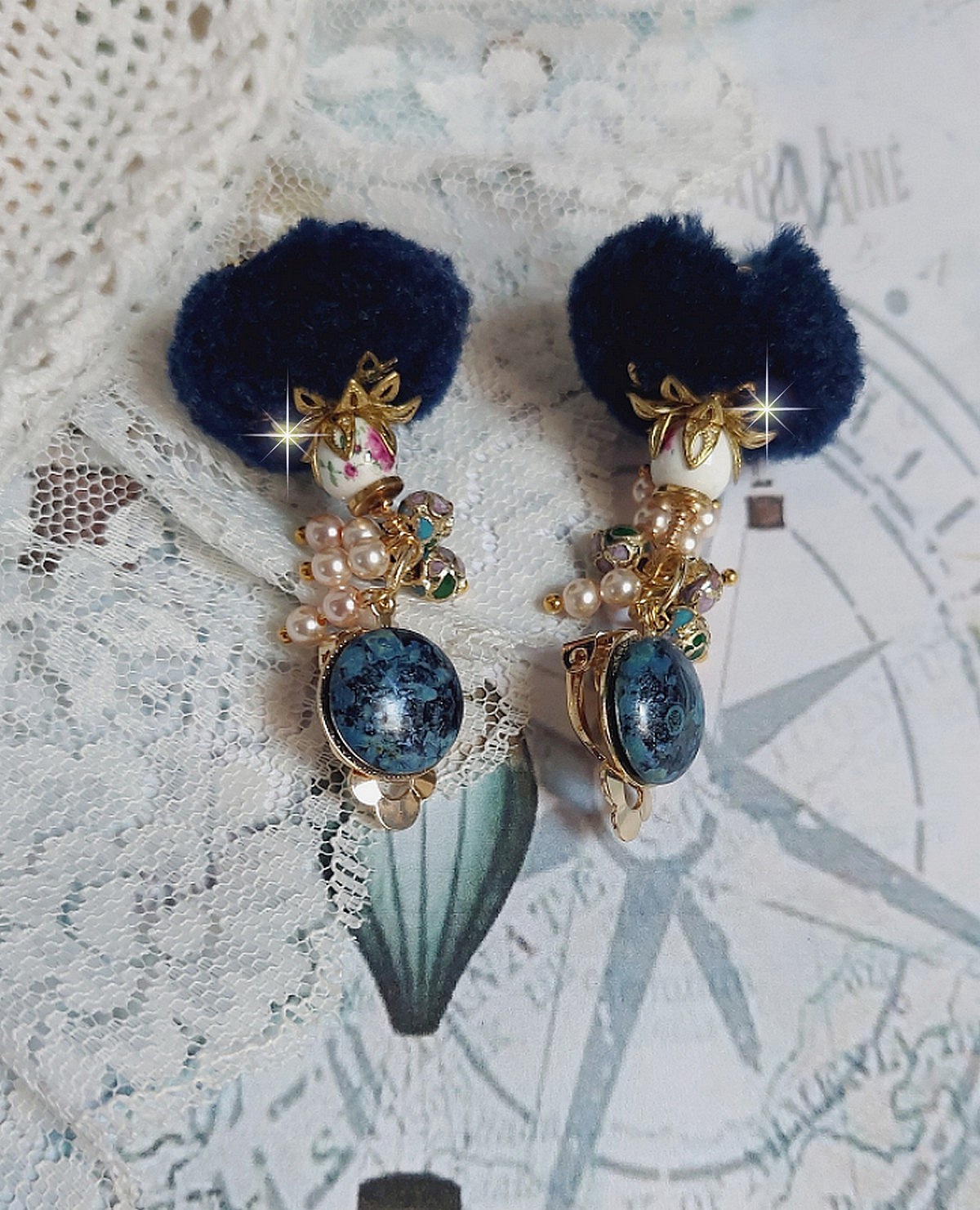 Boucles d'oreilles clips avec pompons bleus et perles fantaisie.