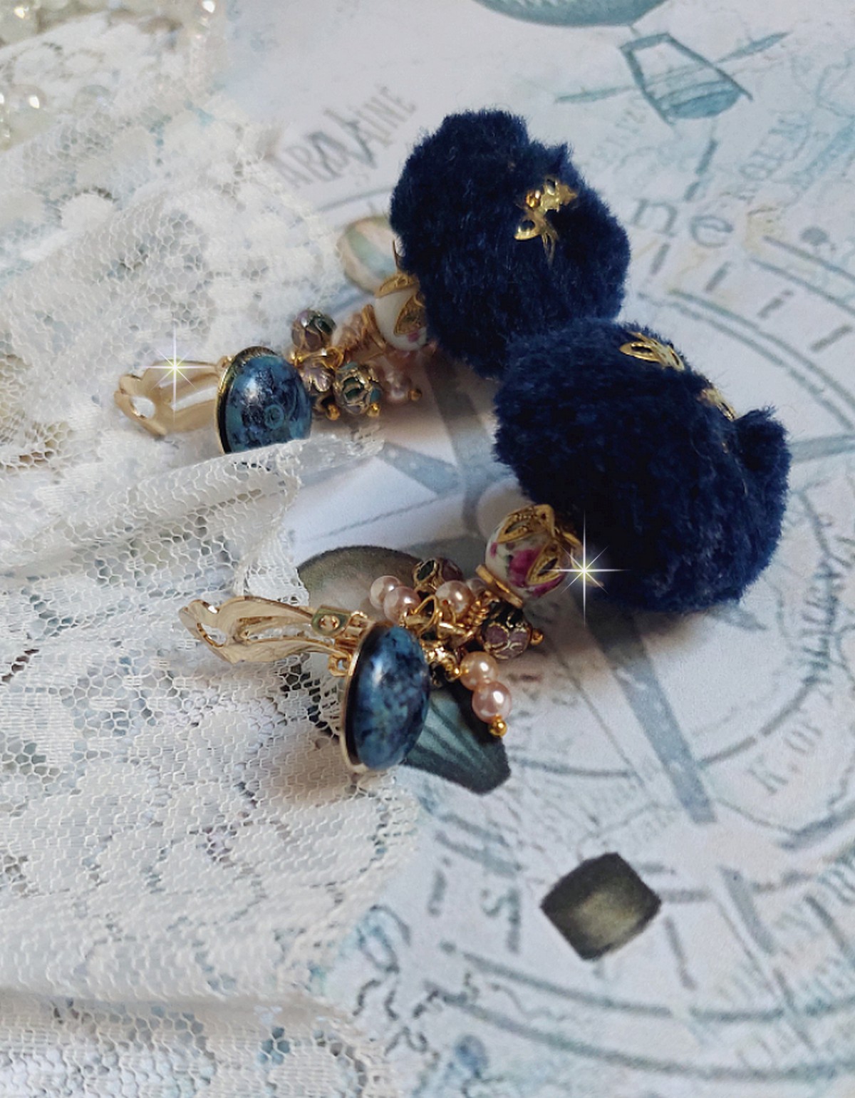 Boucles d'oreilles clips avec pompons bleus et perles Swarovski.