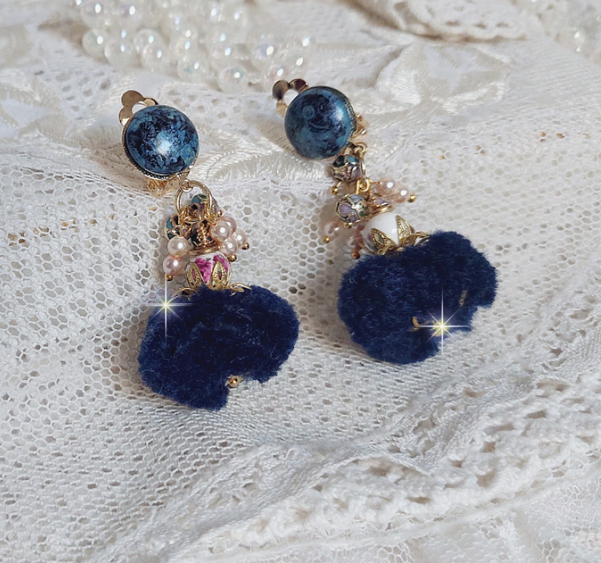 Boucles d'oreilles clips avec pompons bleus et perles Swarovski.