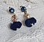 Boucles d'oreilles clips avec pompons bleus et perles Swarovski.