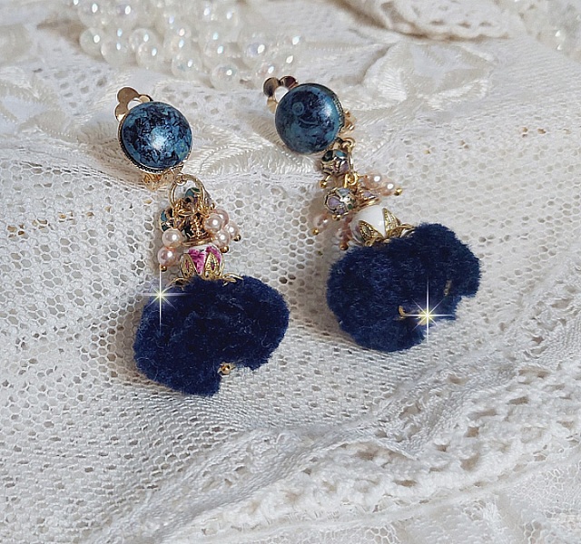 Boucles d'oreilles clips avec pompons bleus et perles Swarovski.