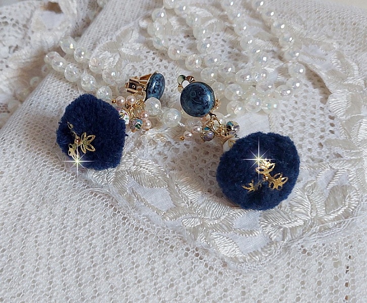 Boucles d'oreilles clips bleu marine avec pompons et perles.