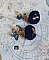 Boucles d'oreilles clips avec pompons bleus et perles Swarovski.