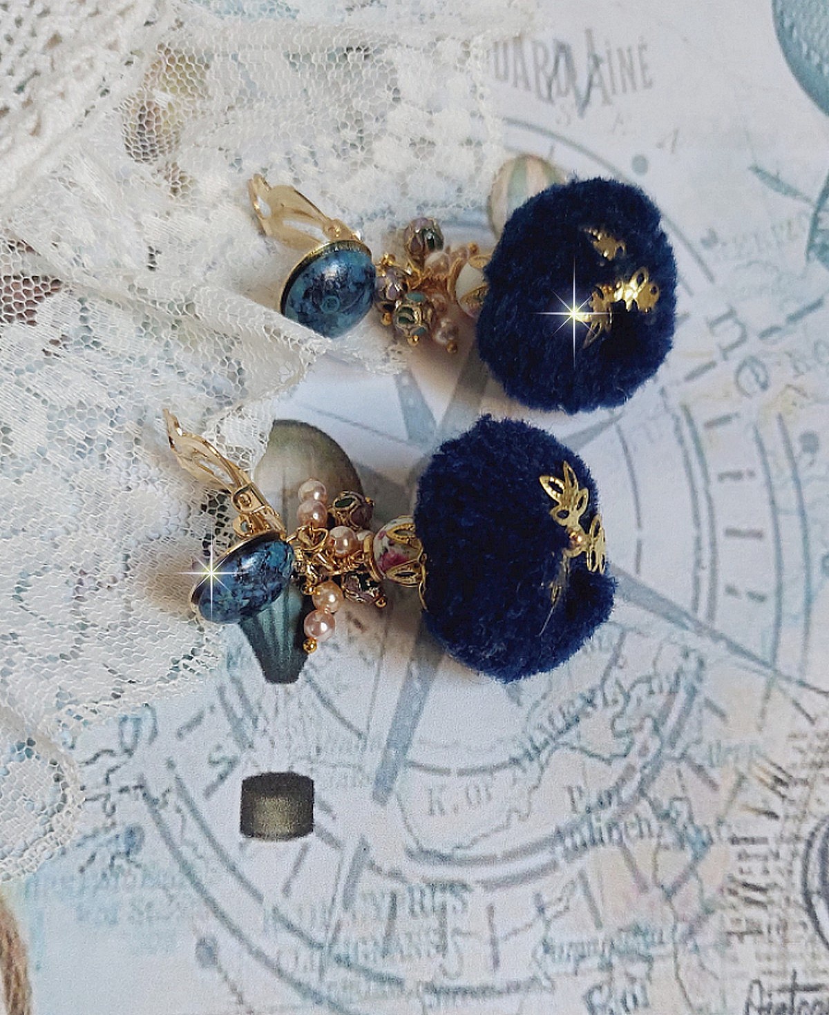 Boucles d'oreilles clips avec pompons bleus et perles Swarovski.