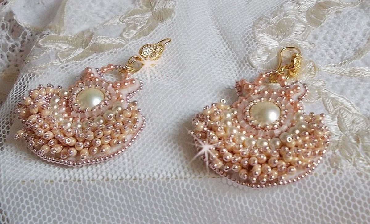 BO Poudre de Riz brod&eacute;es avec des cabochons ronds orn&eacute;es de petites perles rondes nacr&eacute;es en Cristal de Swarovski, perles plates satin&eacute;es et rocailles &agrave; laquelle s'ajoute des crochets en Laiton
