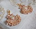 BO Poudre de Riz brod&eacute;es avec des cabochons ronds orn&eacute;es de petites perles rondes nacr&eacute;es en Cristal de Swarovski, perles plates satin&eacute;es et rocailles &agrave; laquelle s'ajoute des crochets en Laiton