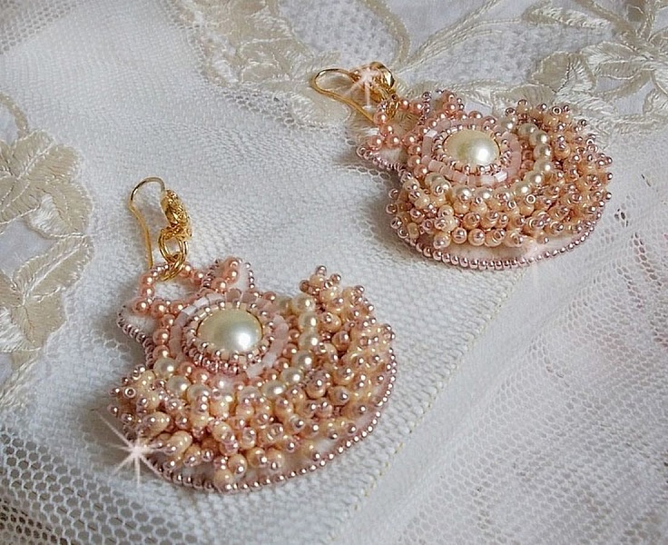 BO Poudre de Riz brod&eacute;es avec des cabochons ronds orn&eacute;es de petites perles rondes nacr&eacute;es en Cristal de Swarovski, perles plates satin&eacute;es et rocailles &agrave; laquelle s'ajoute des crochets en Laiton