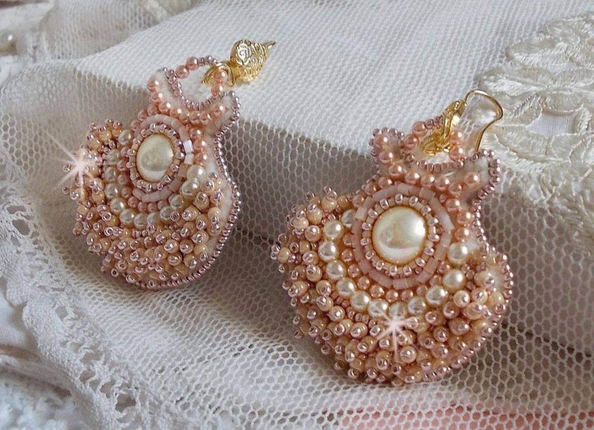BO Poudre de Riz brod&eacute;es avec des cabochons ronds orn&eacute;es de petites perles rondes nacr&eacute;es en Cristal de Swarovski, perles plates satin&eacute;es et rocailles &agrave; laquelle s'ajoute des crochets en Laiton