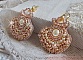 BO Poudre de Riz brod&eacute;es avec des cabochons ronds orn&eacute;es de petites perles rondes nacr&eacute;es en Cristal de Swarovski, perles plates satin&eacute;es et rocailles &agrave; laquelle s'ajoute des crochets en Laiton